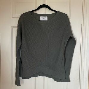 Abercrombie & Fitch Womens Sweater Size M Green Crew Neck Long Sleeve Hi-Low Hem